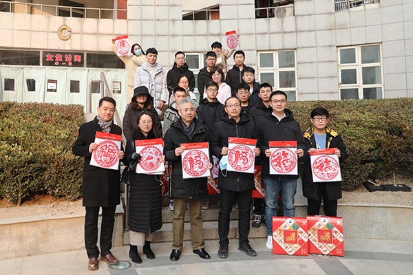 图1院领导慰问留校生代表合影.jpg 图1院领导慰问留校生代表合影.jpg