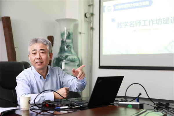工作照.jpg 工作照.jpg