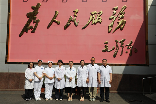 03为人民服务白衣合照.jpg 03为人民服务白衣合照.jpg