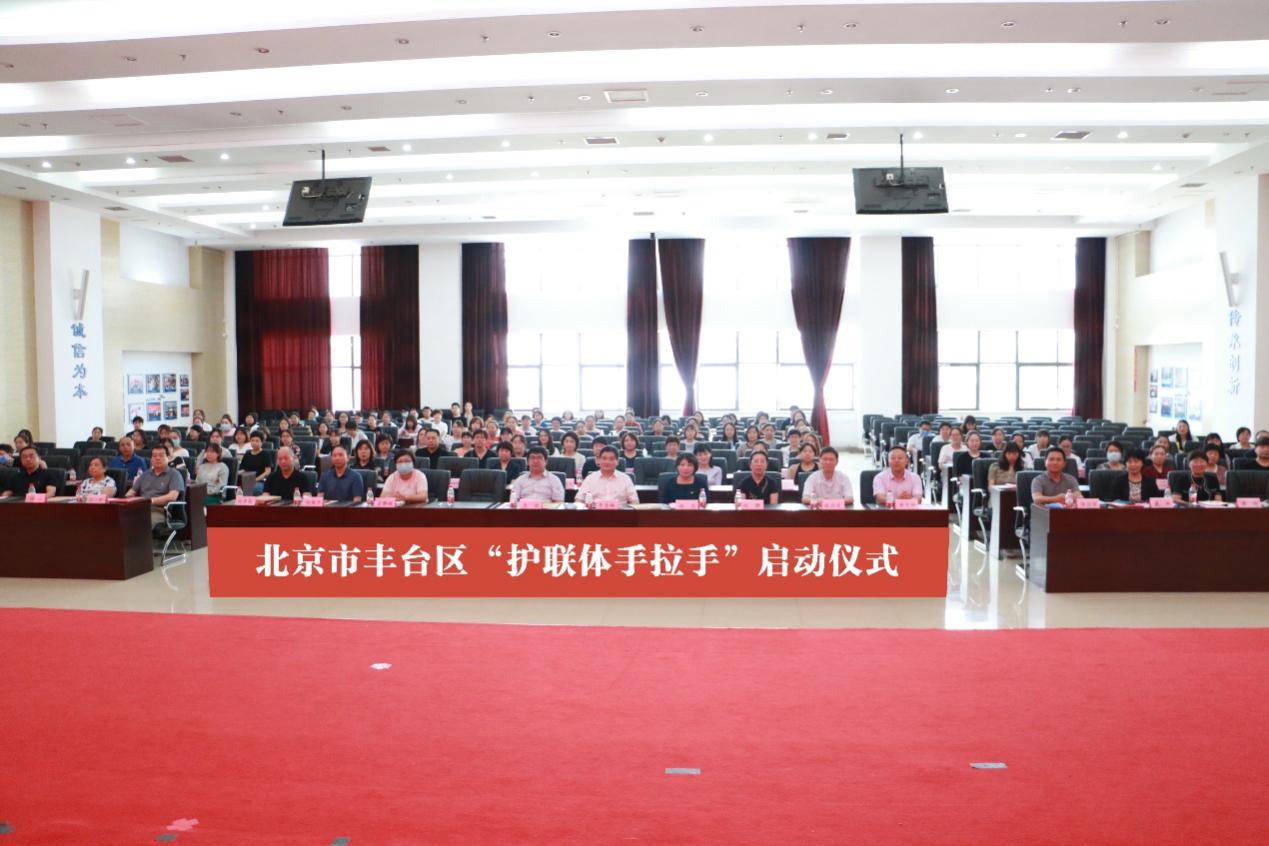 图片包含 室内, 大, 建筑, 水
描述已自动生成